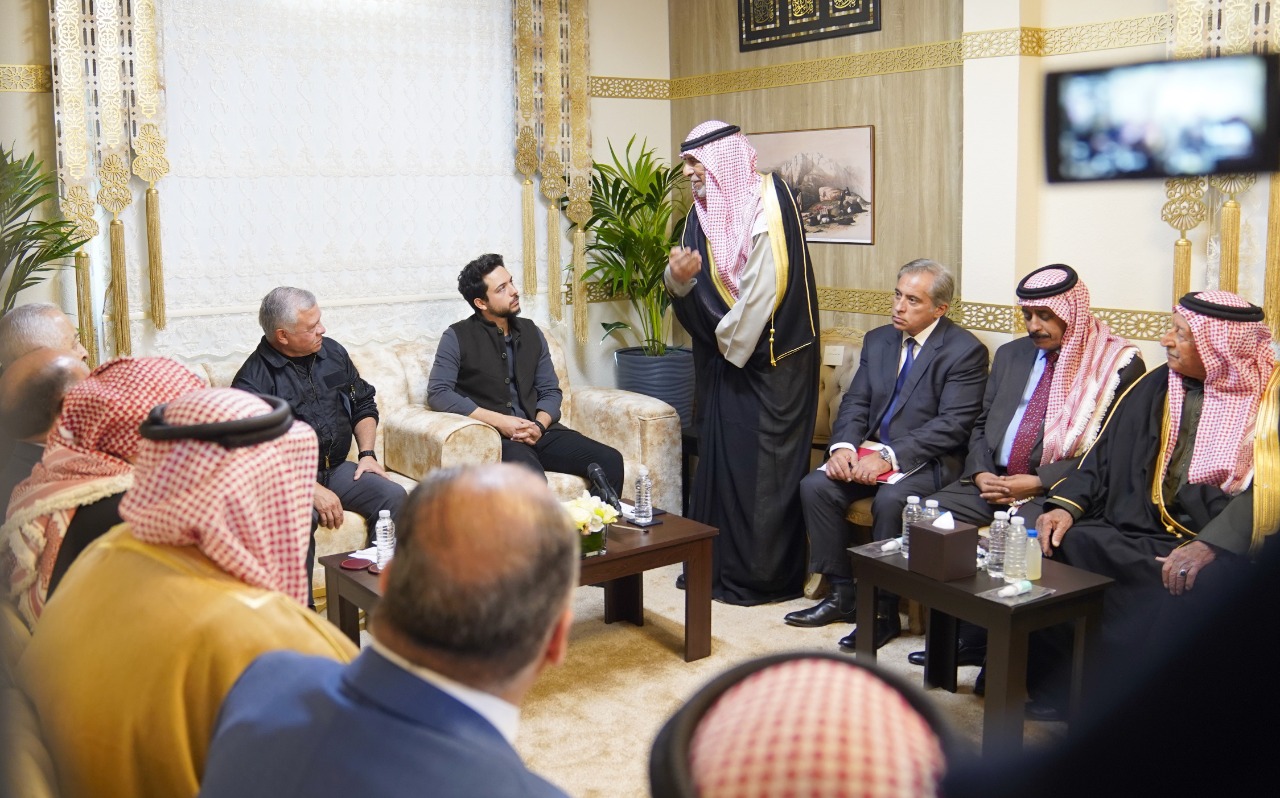 الملك وولي العهد في ضيافة الشيخ ماجد أبو فرج في "وادي موسى"