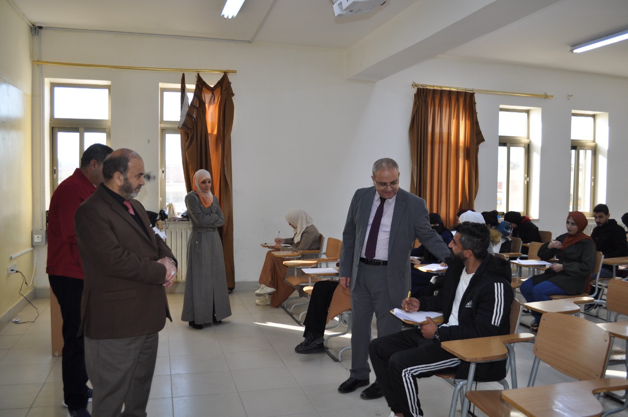 عبيدات يتفقد سير الإمتحانات النهائية في جامعة جدارا