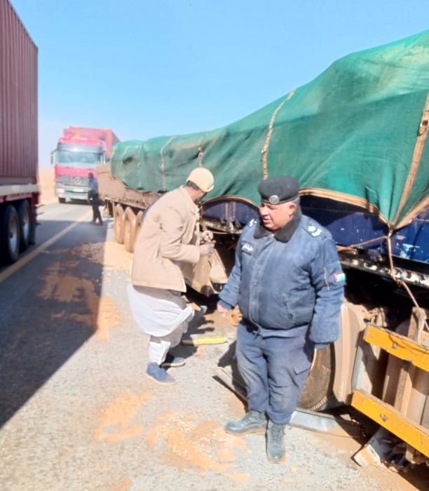 بالصور.. كيف تعاملت الدوريات الخارجية حين تم إغلاق الطريق الصحراوي بسبب الغبار