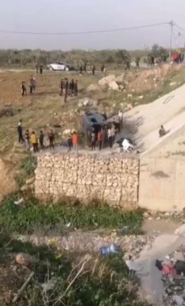 ٥ إصابات  بتدهور باص صغير  على جسر وقاص