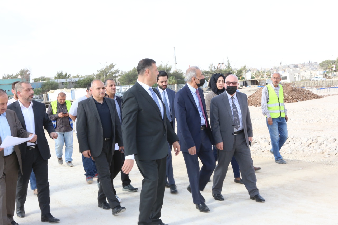 محافظ الزرقاء يتفقد مشروع الحديقة البيئية في الرصيفة