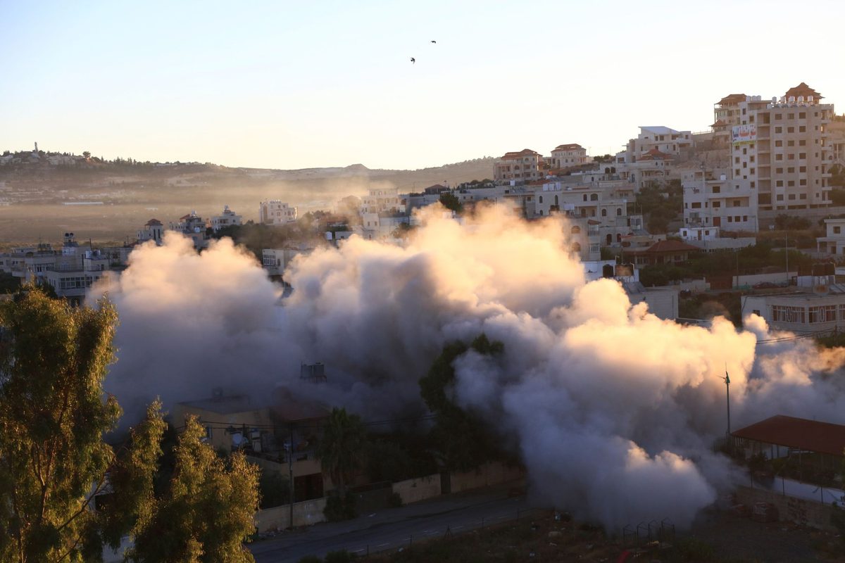 الاحتلال يفجر 3 شقق سكنية بجنين ويعتقل 18 فلسطينيا بالضفة