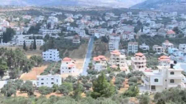 مستوطنون يهاجمون قرية ترمسعيا شرق رام الله ويحطمون زجاج عدد من المنازل (فيديو)
