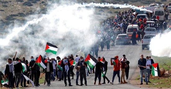 إصابات خلال مواجهات في نابلس والاحتلال يعتقل 22 فلسطينيا