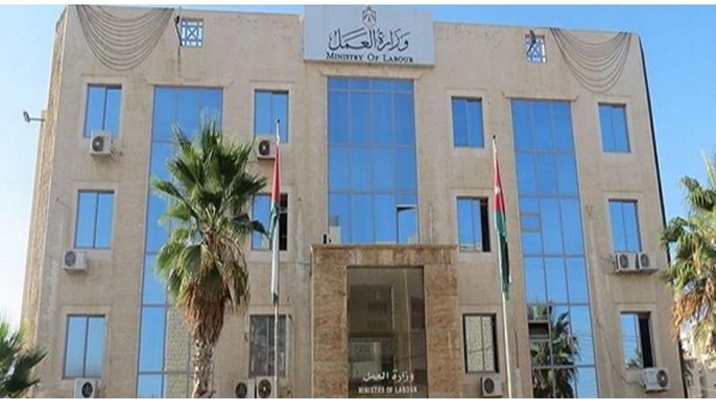العمل تستثني القطاع الصناعي والزراعي وعاملات المنازل من قرار وقف الاستقدام