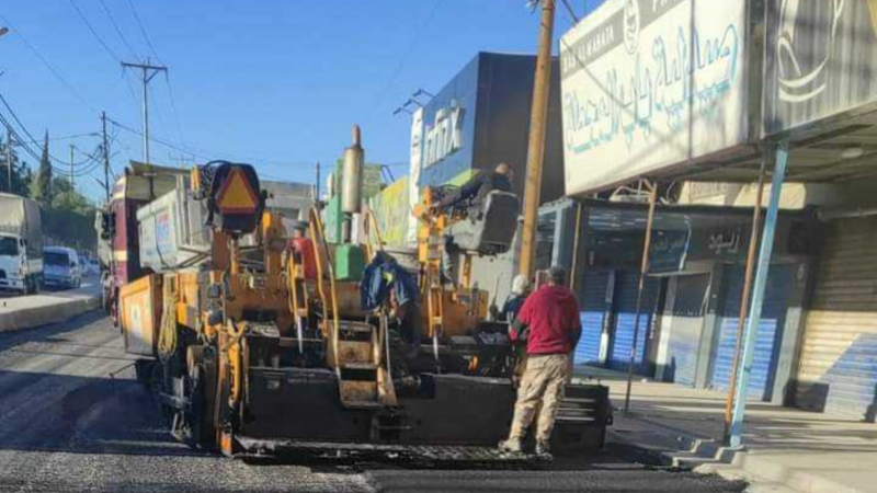 البدء بمشروع صيانة وتعبيد الشوارع بمناطق بلدية المفرق