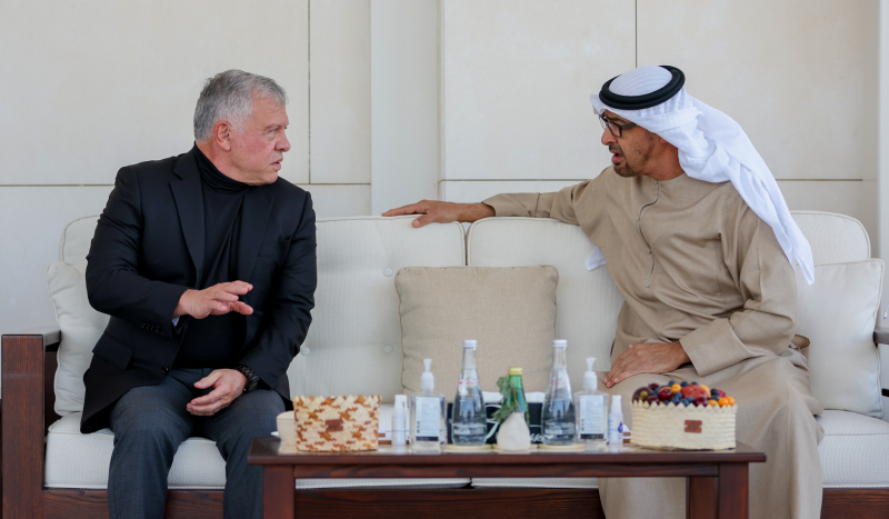 الملك ورئيس دولة الإمارات يعقدان لقاء في أبوظبي