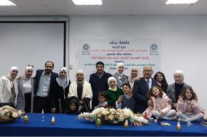 آل الرقاد يهنئون ابنتهم المهندسة إيناس بمناسبة مناقشة رسالة الماجستير