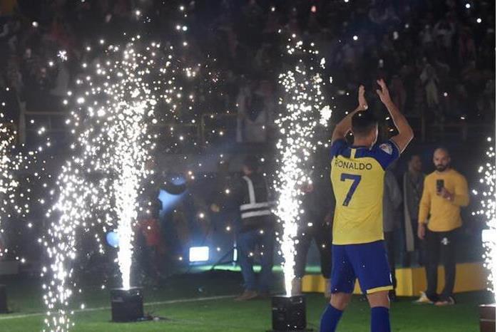 آل الشيخ يكشف عن قميص نجوم الهلال والنصر أمام باريس سان جيرمان