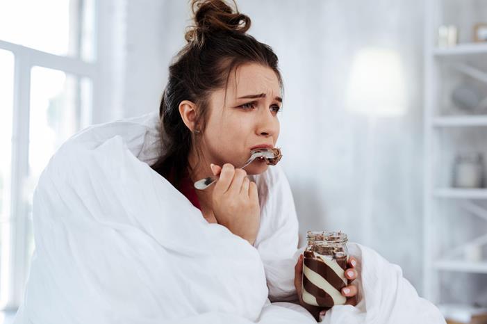 أسباب غير متوقعة تجعلك تأكلين من دون الشعور بالجوع