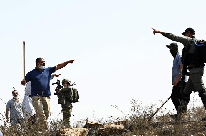 إصابة فلسطيني ونجله بجروح في اعتداء للمستوطنين جنوب الخليل