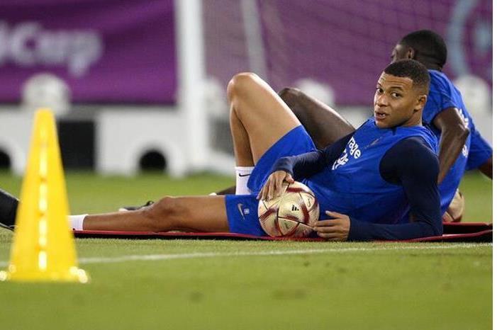 إيماءة من مبابي في قطر تعيد جدل ريال مدريد إلى الواجهة