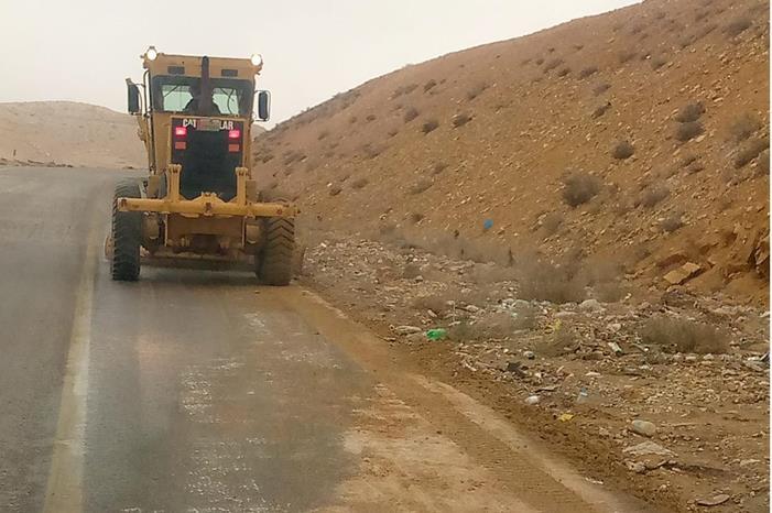 استكمال أعمال إزالة الاتربة عن جوانب طريق النقب القديم في العقبة