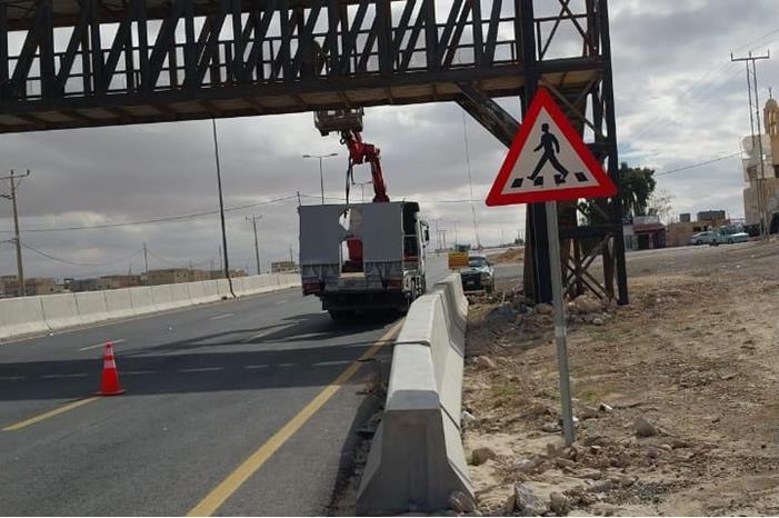 الأشغال تباشر بحملة لإزالة اللوحات الإعلانية المخالفة