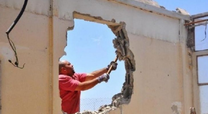 الاحتلال يجبر مقدسيا على هدم منزله
