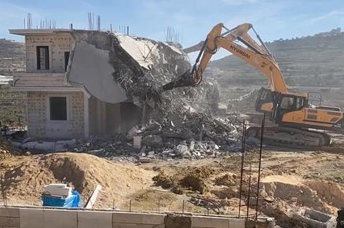الاحتلال يخطر بهدم منزل وبركس ووقف العمل بآخر شرق يطا جنوب الخليل