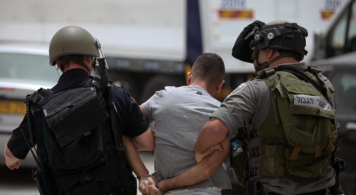 الاحتلال يعتقل ١٦ فلسطينيا في الضفة