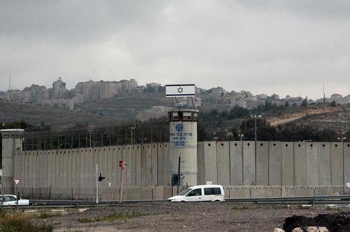 الاحتلال ينقل عشرات الأسرى من سجن ريمون إلى جلبوع