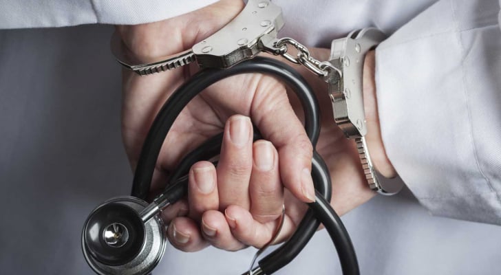 الحبس لأربعة أطباء تسببوا بوفاة سيدة