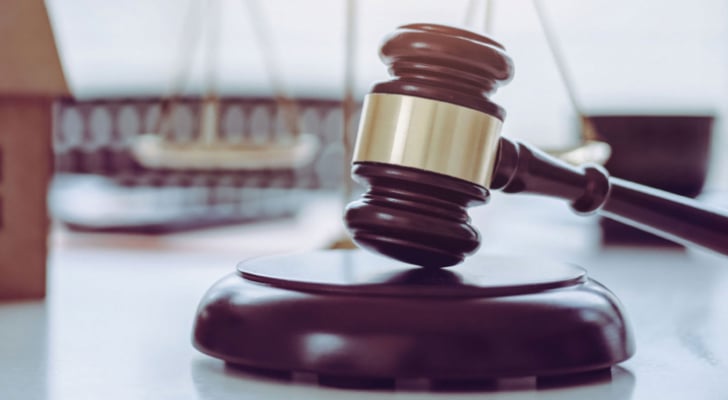 الحبس ٥ سنوات لموظف بتهمة الاختلاس في العقبة