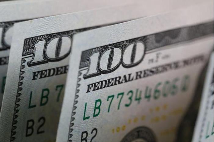 الدولار يقترب من أدنى مستوياته في 8 أشهر