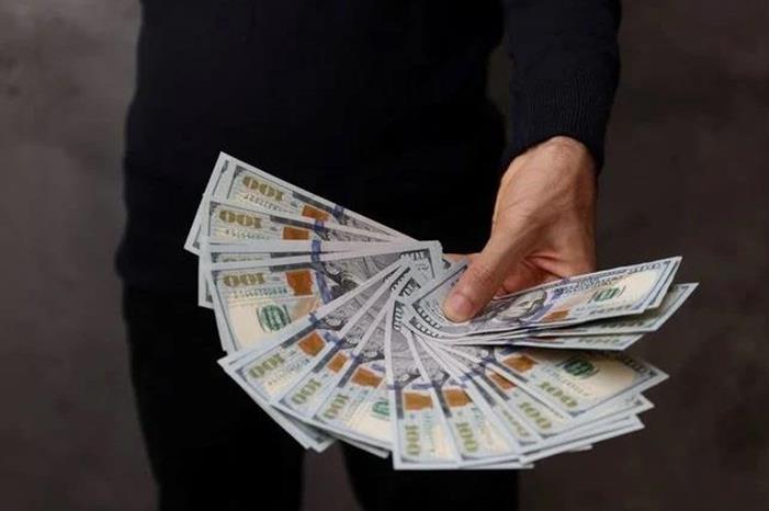 الدولار يهبط ويقترب من أدنى مستوى له منذ 8 أشهر