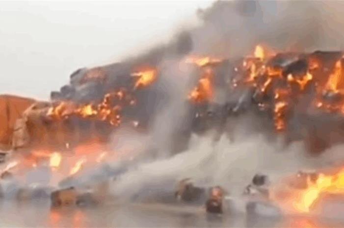 السعودية.. صاعقة رعدية تشعل حريقا بقافلة أعلاف-فيديو