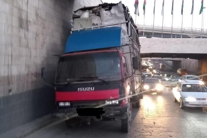 تعطل مركبة شحن على مخرج نفق خلدا
