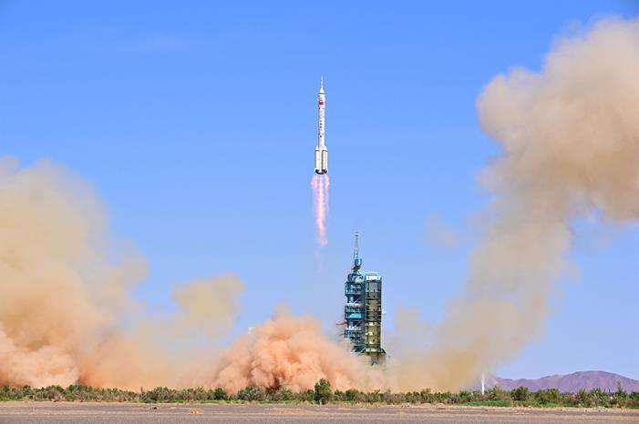 الصين تطلق 14 قمرا صناعيا جديدا إلى الفضاء