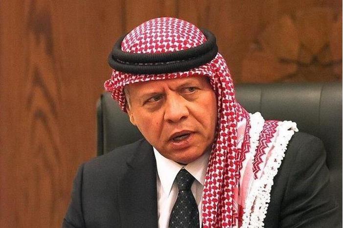 الملك يقدم واجب العزاء بالراحل عبد السلام المجالي