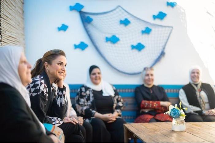 الملكة تطلع على برامج وأنشطة جمعية سيدات بيت الورد بالعقبة