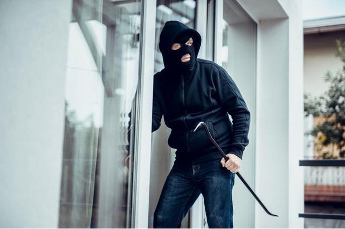 الهند ..عصابة تسرق مليونين وترميهم في الطريق هرباً من الشرطة