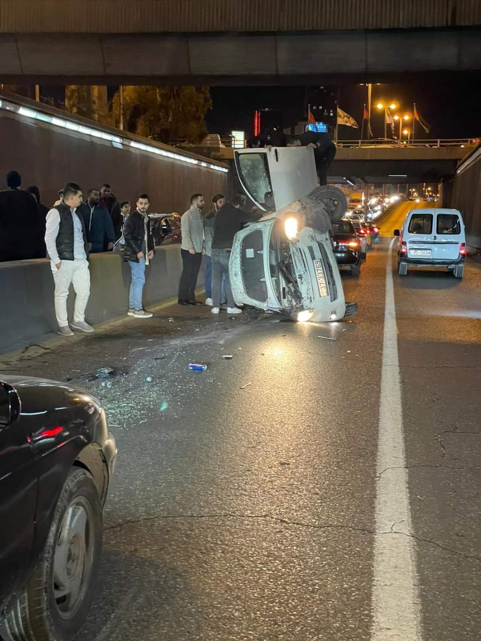 انقلاب مركبة داخل نفق دوار الداخلية
