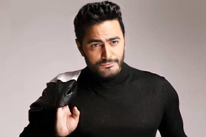 تامر حسني يشارك صورة من ذكريات عام 2010