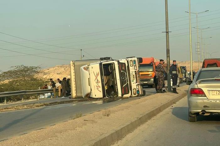حادث سير يغلق مسرباً على طريق البحر الميت - فيديو