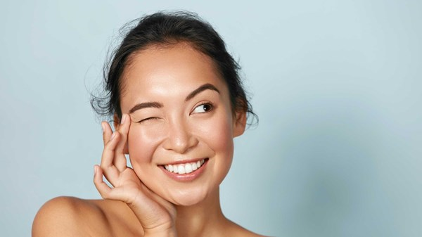 حمض الترانيكساميك.. ما هو؟ وكيف يساعد في إخفاء البقع الداكنة؟