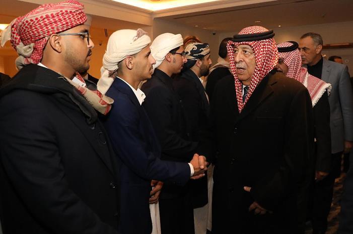 بالصور ... العيسوي يعزي بوفاة صادق الأحمر