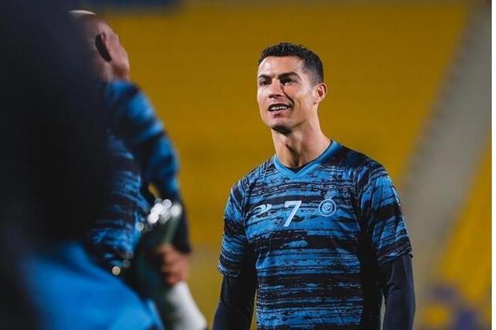 ردة فعل غاضبة بعد استغناء النصر عنه.. أبو بكر يكشف عن موقفه من رونالدو