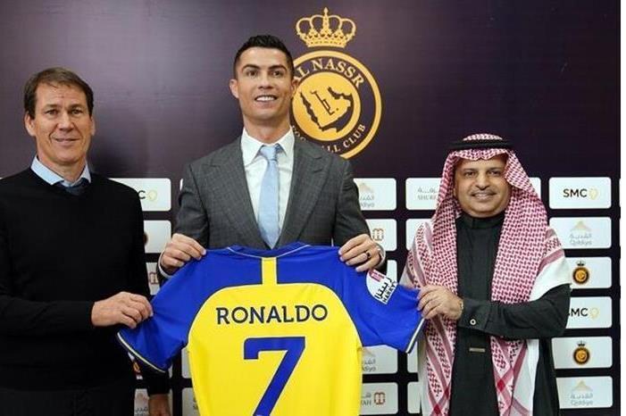 رفع السرية عن كواليس انضمام رونالدو للنصر (فيديو)