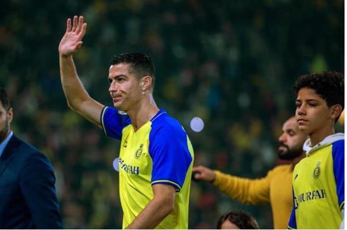 رونالدو يغري 37 قناة و125 دولة بطلب حقوق بث الدوري السعودي