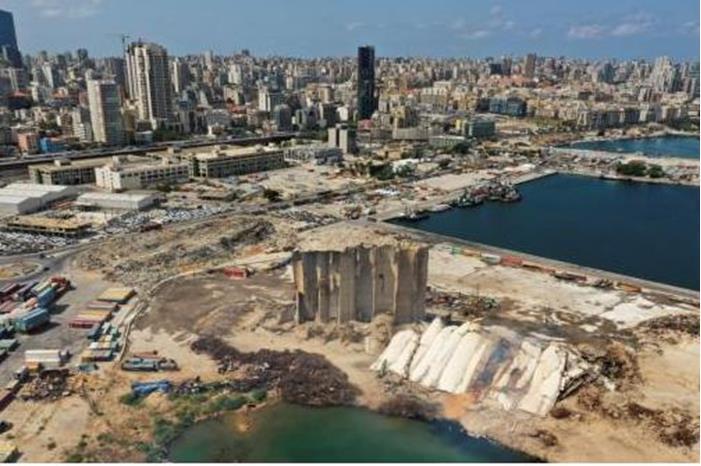 رويترز : قاض لبناني يوجه اتهامات للواءين وقائد سابق للجيش بشأن انفجار المرفأ