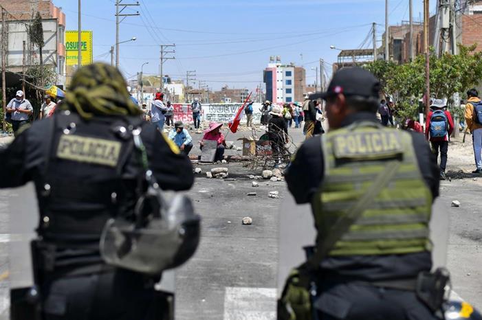 البيرو : مقتل 12 شخصا خلال صدامات بين متظاهرين وقوات الأمن