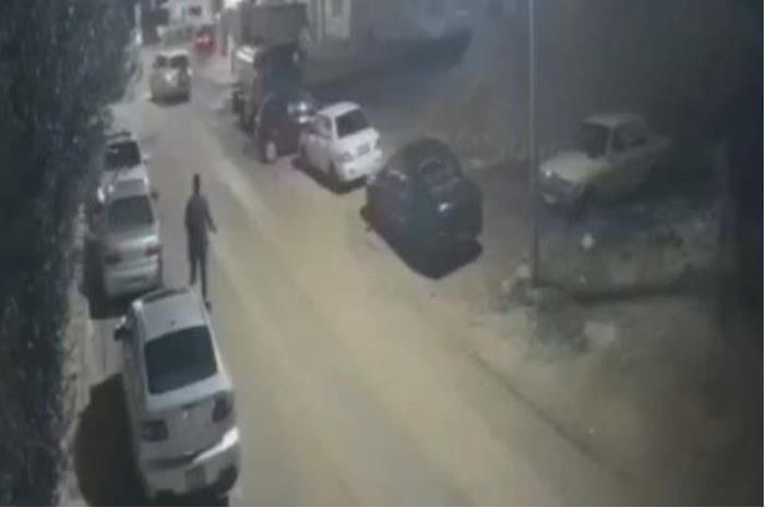شاهد : لحظة انقلاب سيارة مفحط في تلاع العلي - فيديو