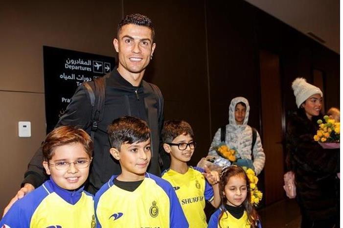 شاهد.. لحظة وصول رونالدو مع جورجينا إلى السعودية