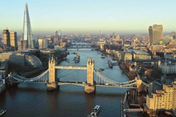 صور مروعة لمرضى ينامون على الأرض بالمستشفيات في بريطانيا..ماذا يحدث ؟