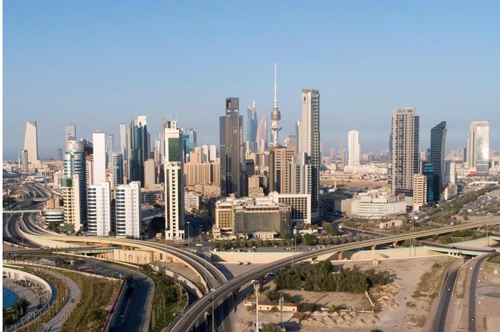 ضباب كثيف يغطي سماء الكويت وانعدام شديد للرؤية - فيديو