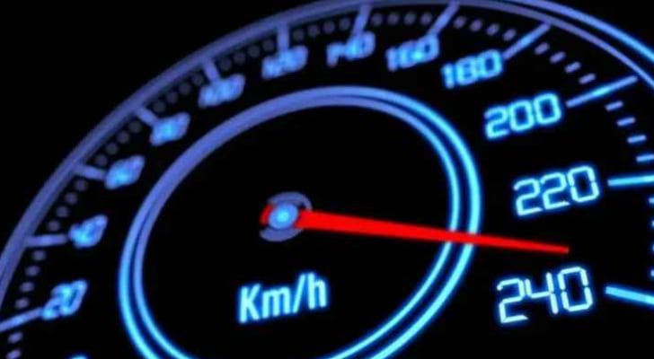 ضبط مركبة تسير بسرعة ٢٠٦ على طريق الأزرق