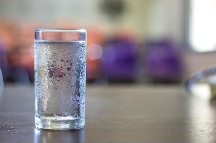 طبيب يحذر من شرب المياه الباردة على الريق