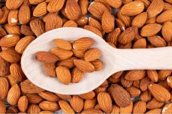 فوائد تناول اللوز يومياً