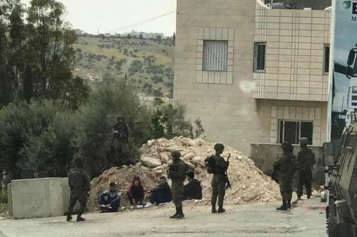 قوات الاحتلال تحتجز طلبة مدارس في بيت لحم